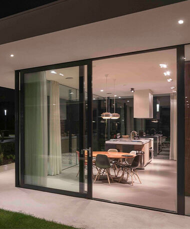 The perfect match between prefabricated buildings and double-track panoramic sliding doors.