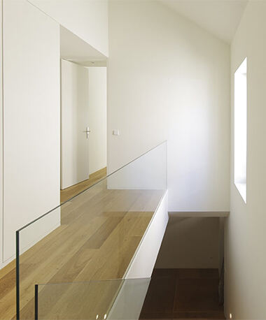 What are the application places and advantages of full glass guardrails?
