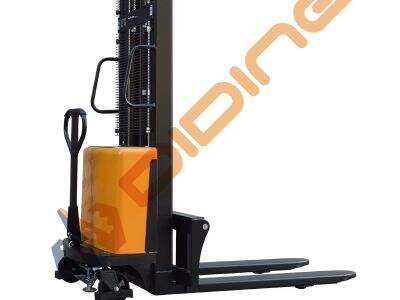 Electric Forklifts vs. Electric Pallet Stackers: Key Differences Explained