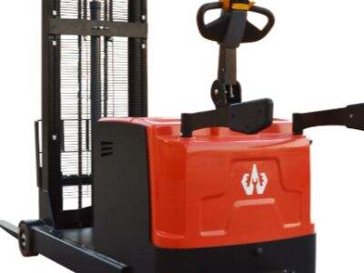 Choosing Between a Pallet Stacker and Electric Forklift: What You Need to Know