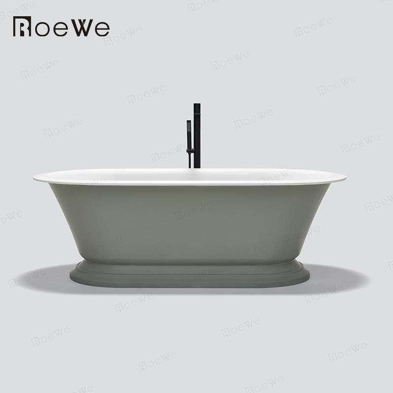 Grau-weiße Badewanne im klassischen Design aus Kunststein und Kunstharz