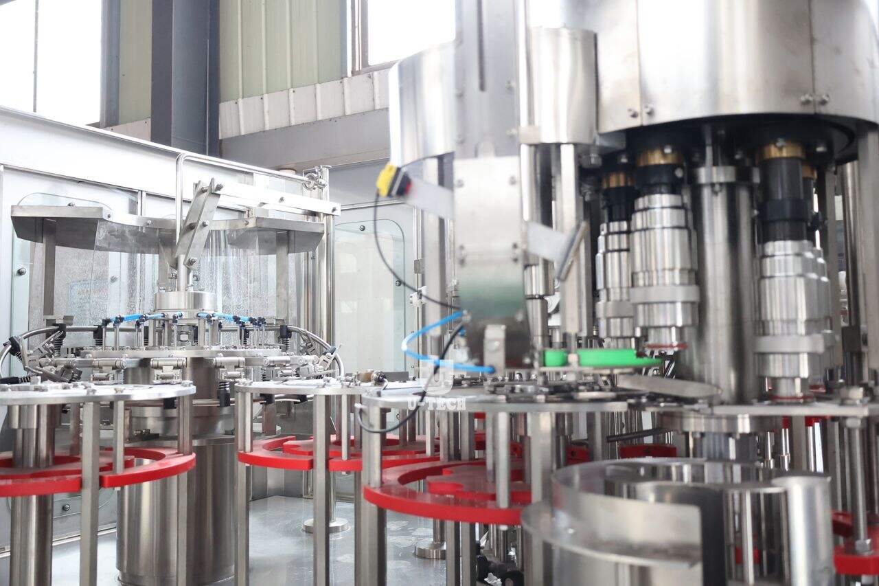 Versatile ketchup filling machine accommodates various bottle sizes and shapes