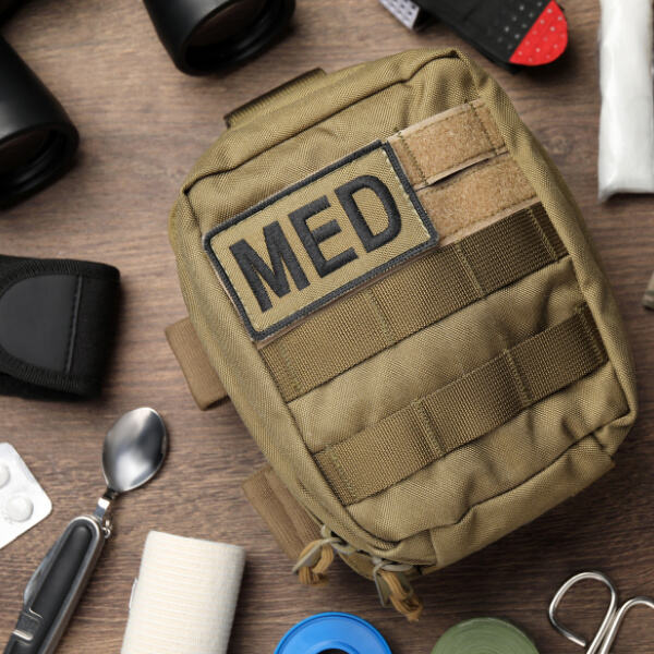 Éléments essentiels du kit d'urgence en boîte
