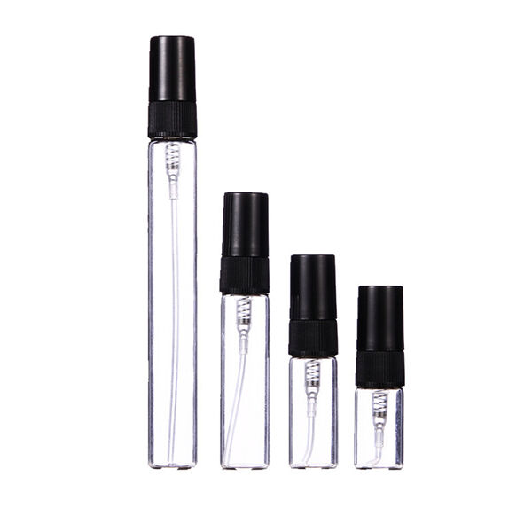 Utilizzo di una Bottiglia di Profumo Nera