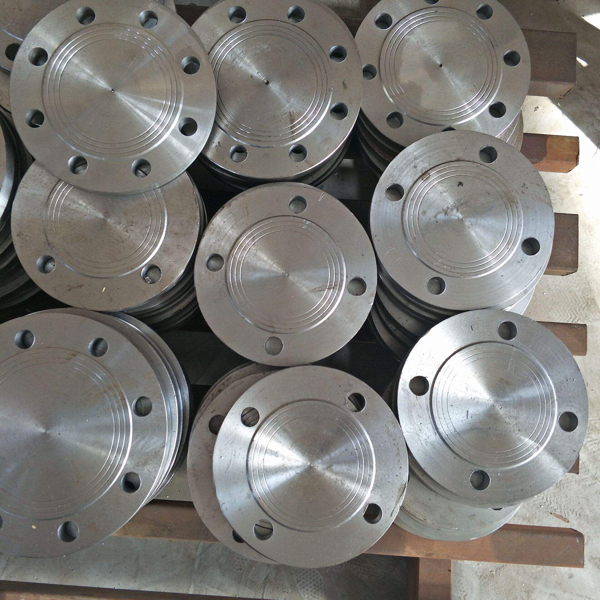 تأثير تأخيرات الشحن العالمية على مشاريع أنابيب الصلب الدوّار: التخطيط للطوارئ