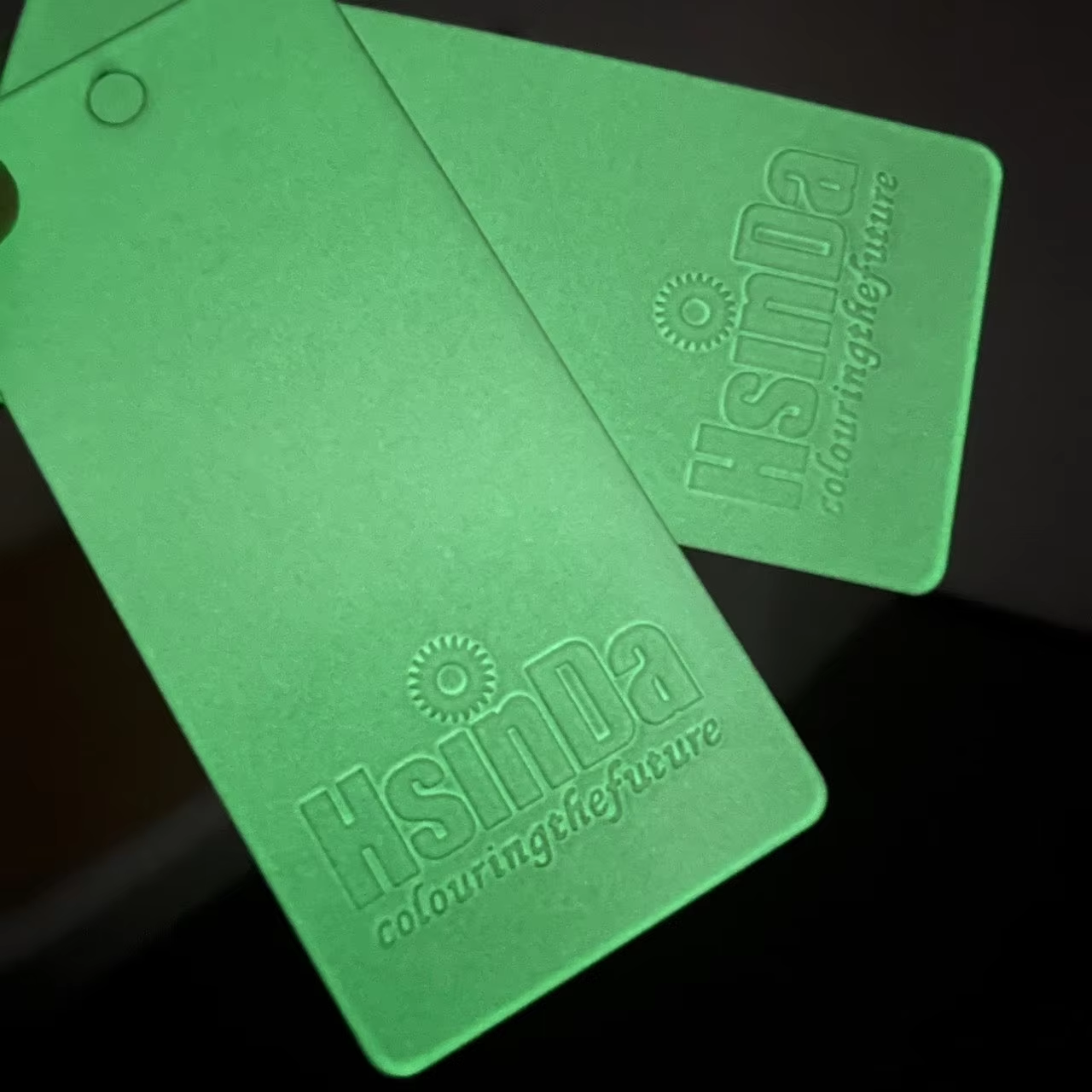 What environmental benefits does electrostatic powder coating offer to manufacturers