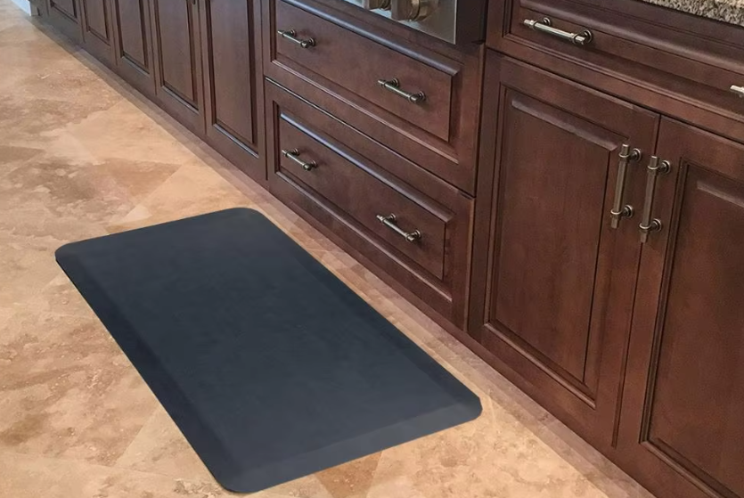 Pourquoi le revêtement antidérapant est-il essentiel pour les tapis de cuisine placés près des éviers ?