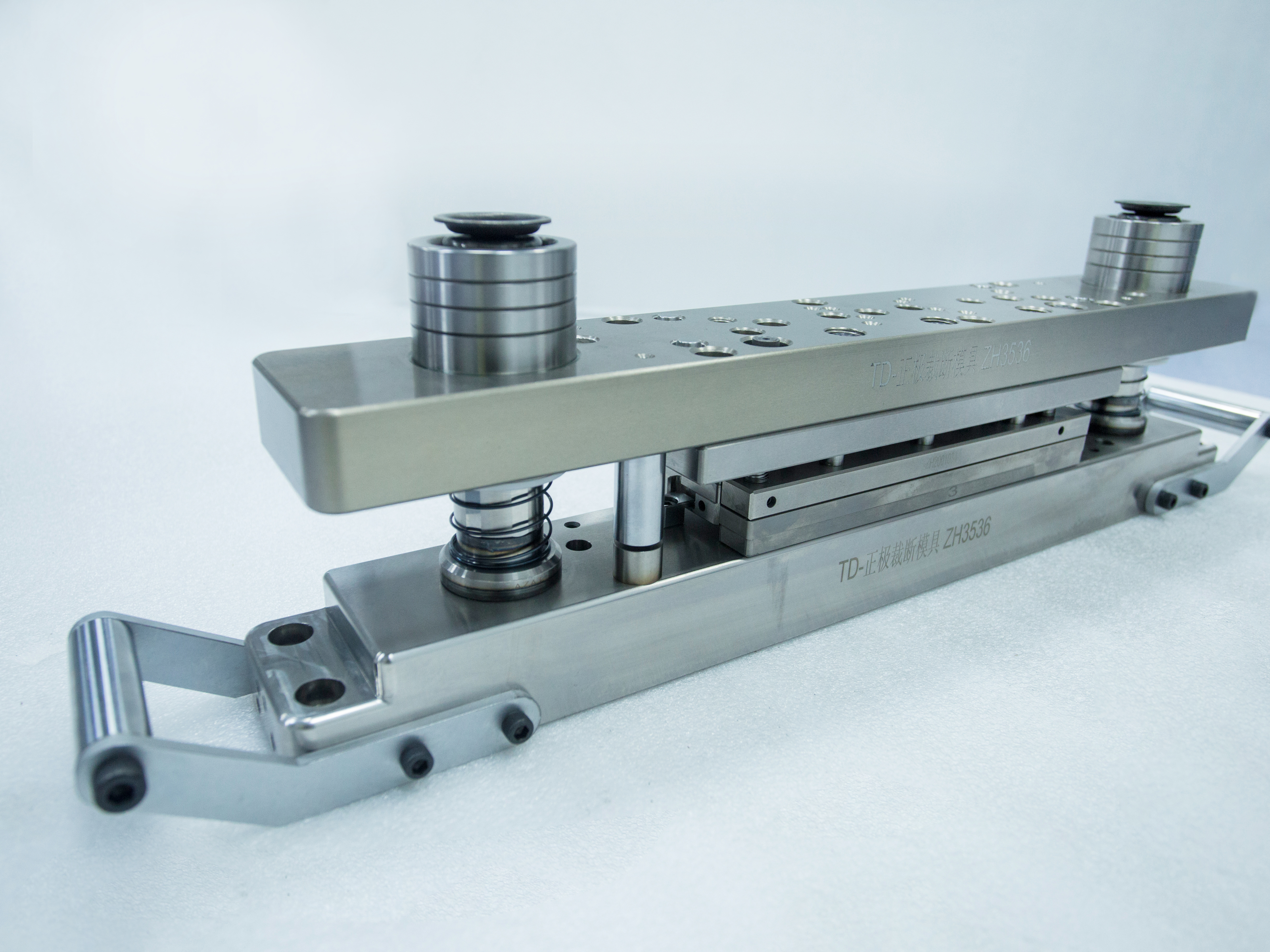 Високопроизводителни прецизни решения за форми за глобални индустрии