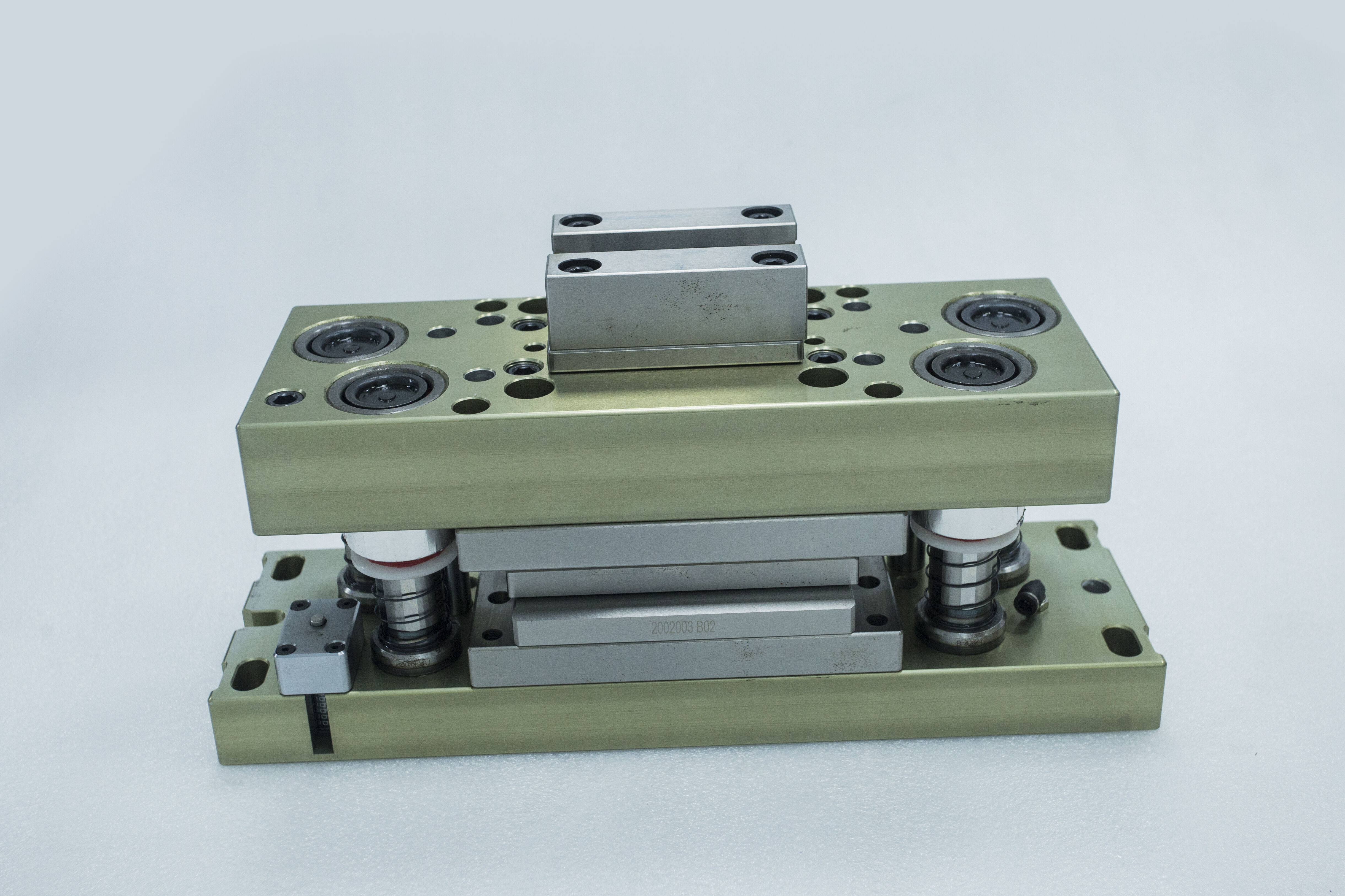 Решения за прецизни форми за автомобилни батерии