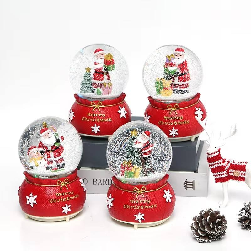 What Christmas - themed Elements Are Common in Christmas Snow Globes?