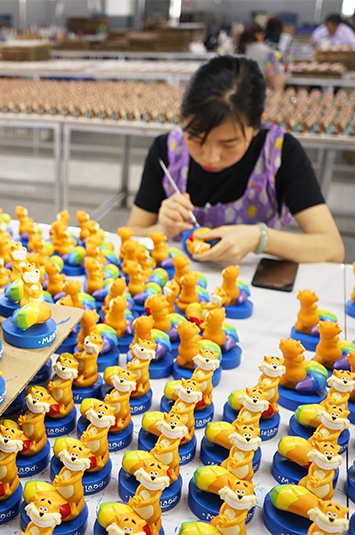 Yu Chongyang, General Manager of Fujian Quanzhou Zhenyue Crafts Co., Ltd., accepted an interview with a television station