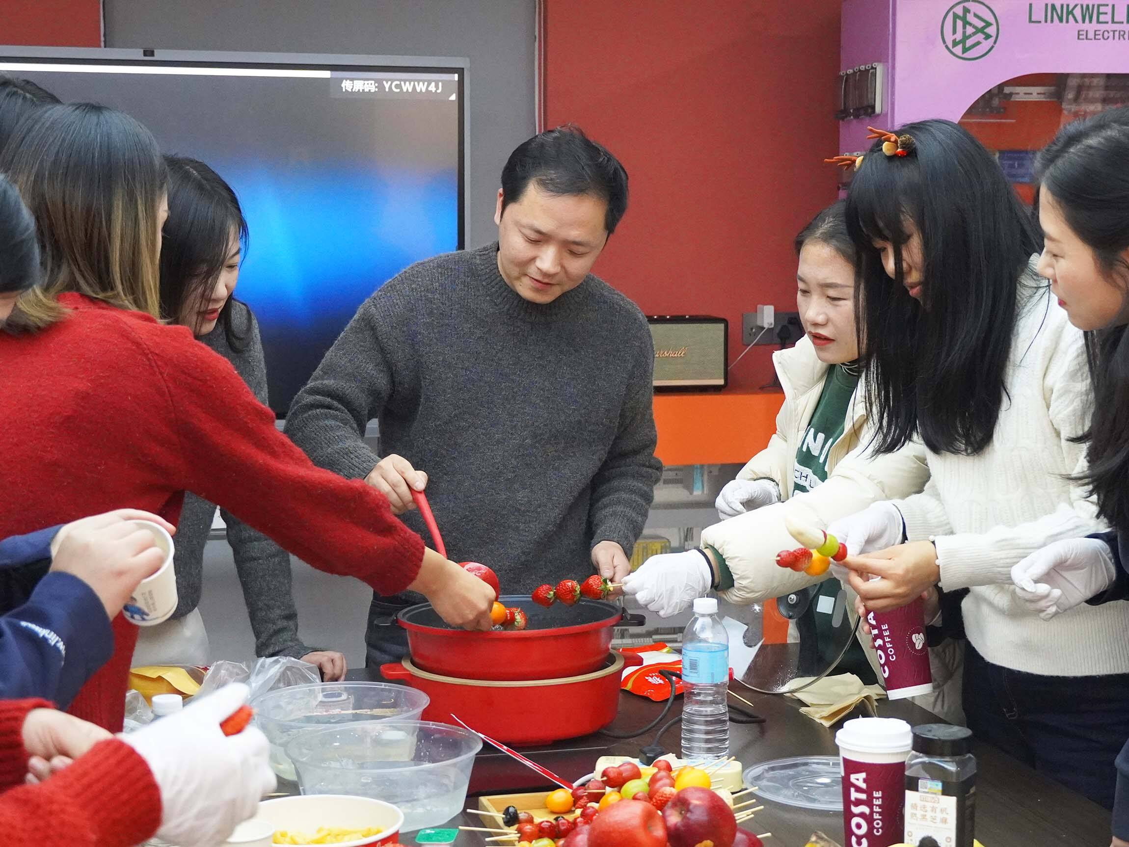 Nochebuena acogedora: Cómo el equipo de Linkwell convirtió las horas de trabajo en recuerdos cálidos