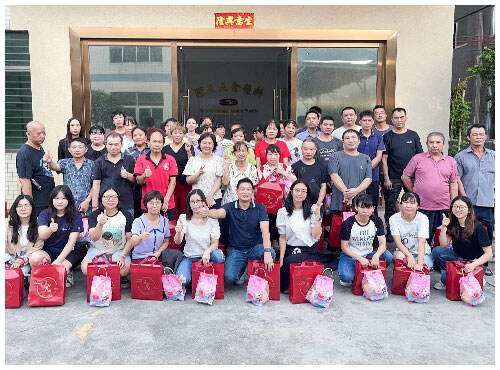 Heartwarming Mid - Autumn Festival reunion dinner