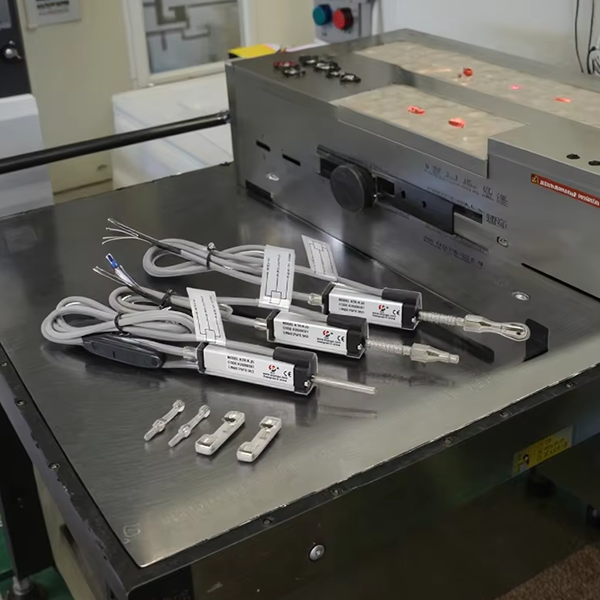 How Is Linear Displacement Sensor Applied To Automatic Screw Locking Machine?