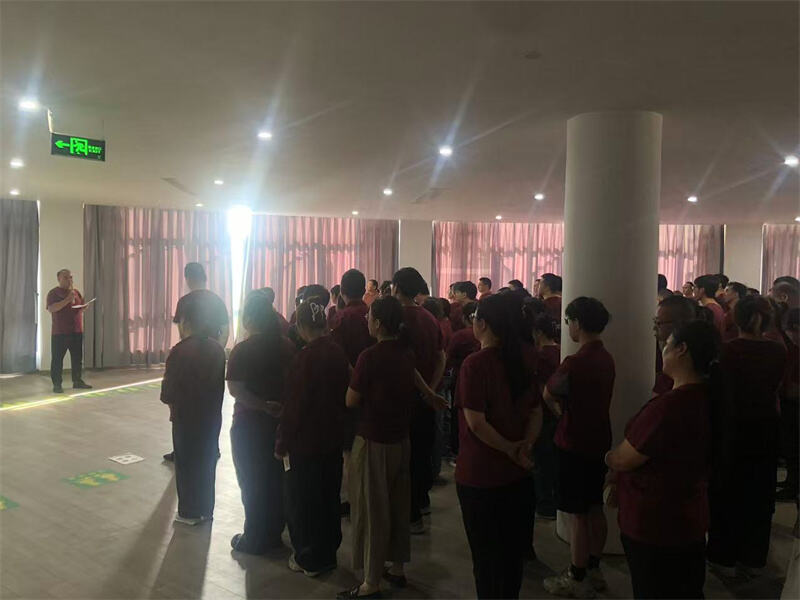 Giao tiếp nội bộ trong công ty: Tóm tắt các điểm chính từ cuộc họp sản xuất gần đây