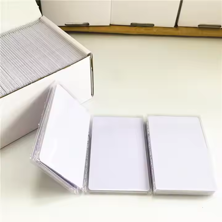 Tarjetas PVC en Blanco NTAG215 NFC: 13.56MHz, Tamaño Estándar ISO, Ideal para Control de Acceso y Pago Inteligente