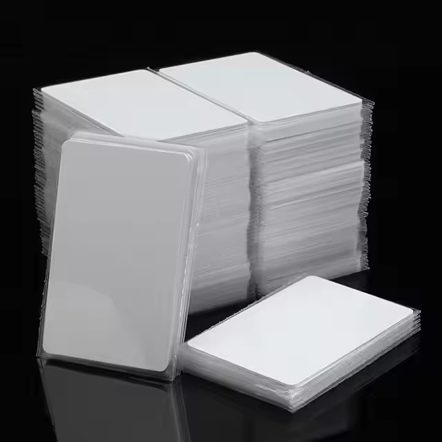 Tarjetas PVC en Blanco NTAG215 NFC: 13.56MHz, Tamaño Estándar ISO, Ideal para Control de Acceso y Pago Inteligente