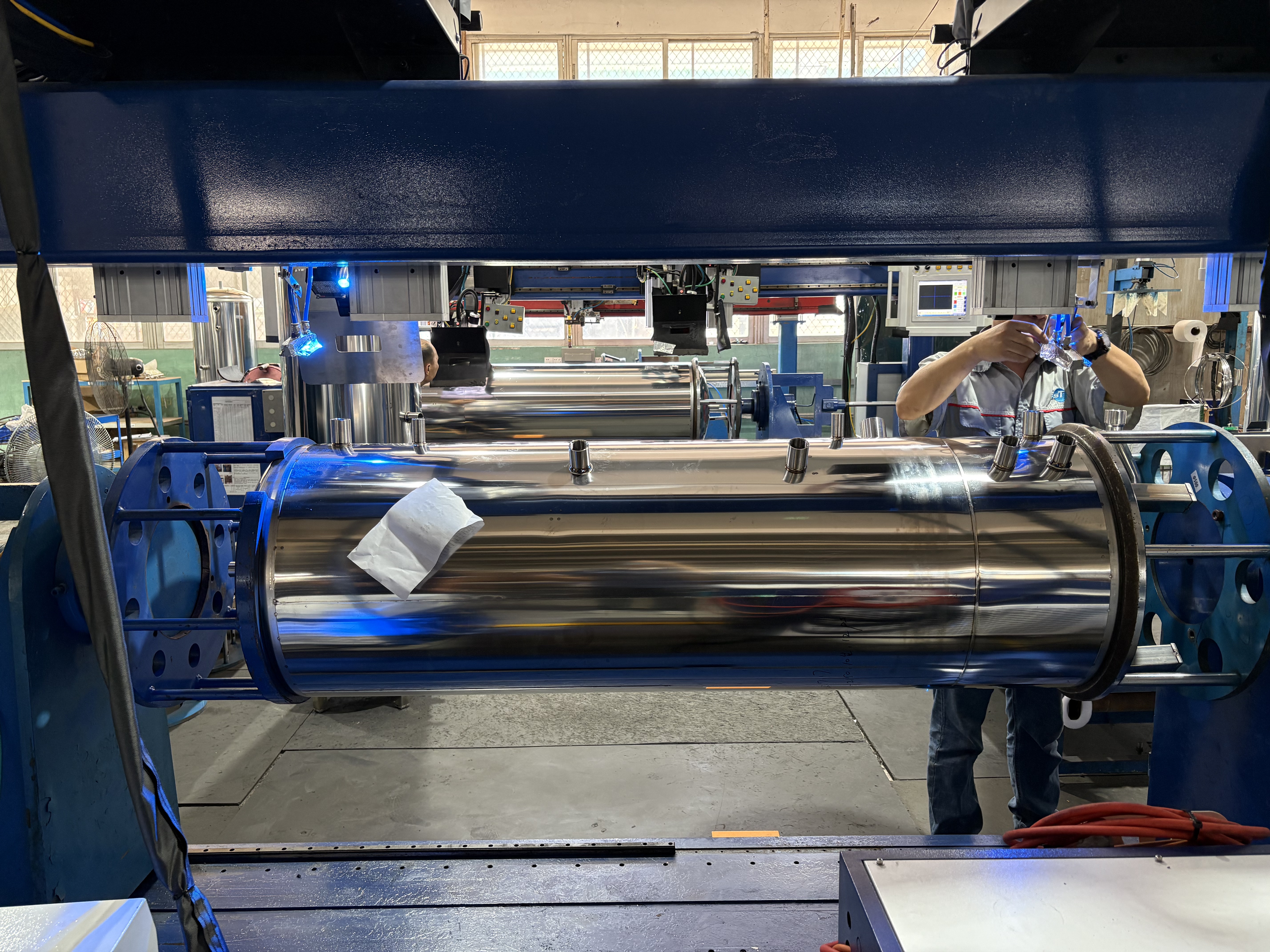 Machine de soudage circonférentiel double face officiellement en production