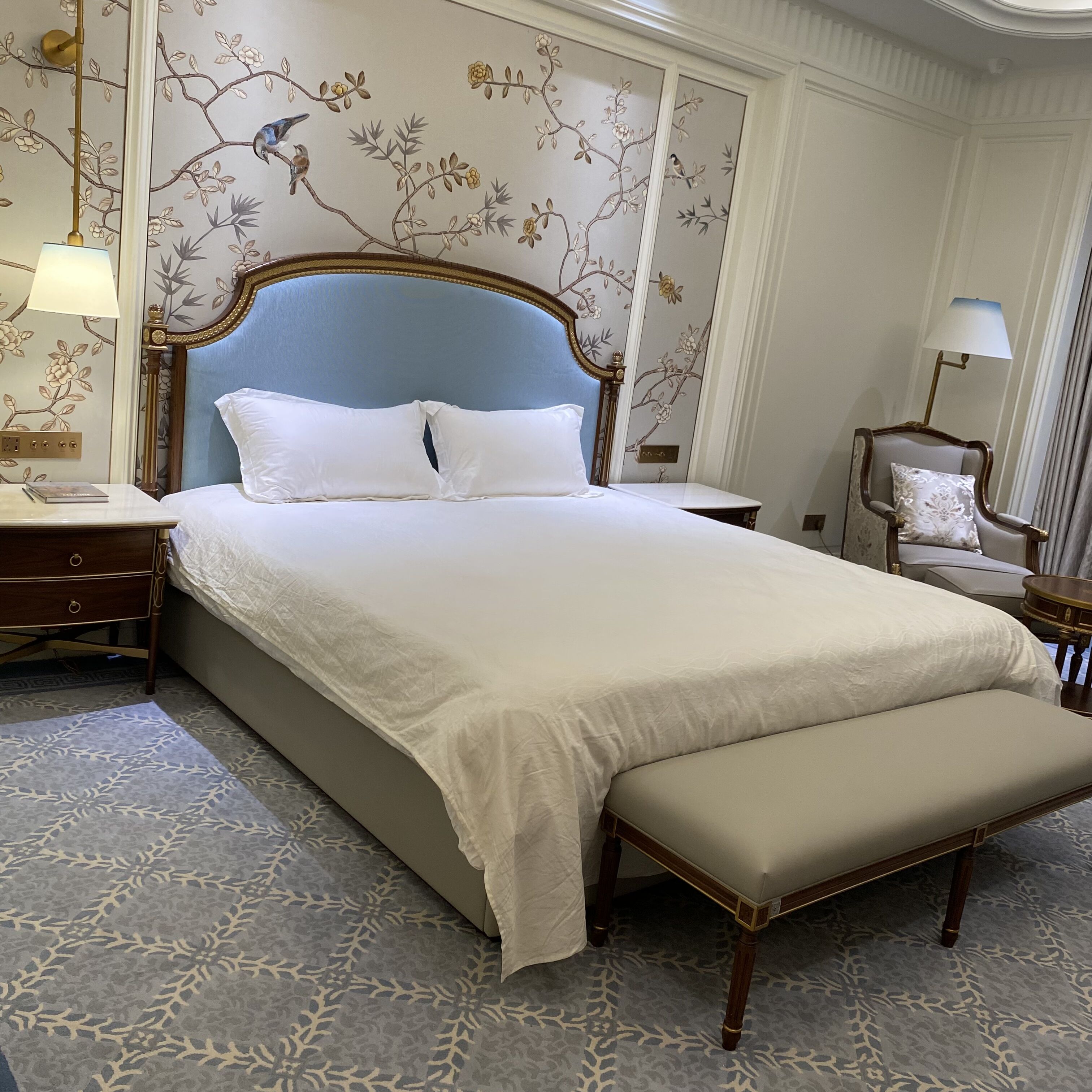 Fascino francese + Atmosfere di hotel moderno: come EKAR FURNITURE riesce perfettamente nel design personalizzato delle suite