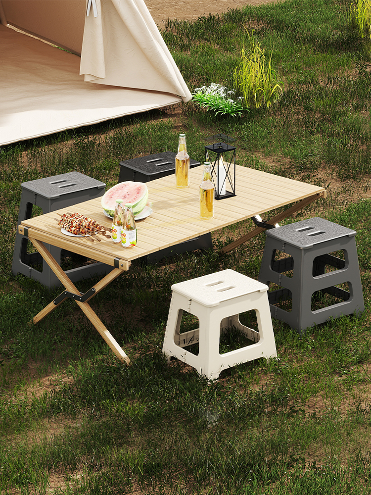 Foldbare plastikstole er lette til udendørs camping.