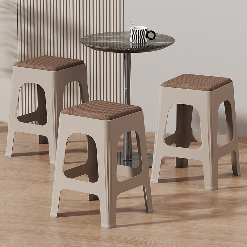 Praktisk plastikstol: Holdbar og nem at rengøre til daglig brug