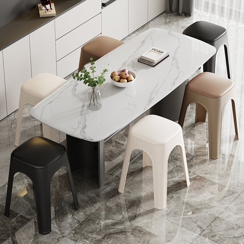 Hvilke stilarter af plaststole passer til moderne hjemmedekor?