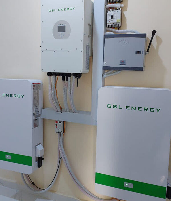 inivèt 12kW Twa Faz ak Sistèm Bateri LiFePO₄ 28kWh Montre sou Mwaye Yo Instale an Nijerya