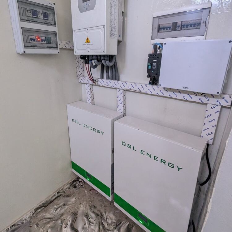 نظام تخزين بطاريات ليثيوم حديد فوسفات (LiFePO4) سعة 20 كيلوواط ساعة مع عاكس هجين GSL سعة 5 كيلوواط مثبت على الحائط في إفريقيا