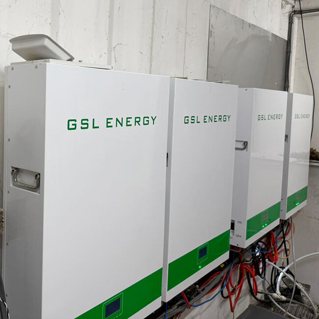 Esempio di sistema di accumulo energetico domestico da 40 kWh nel Regno Unito: batterie a parete abbinate a inverter Sunsynk