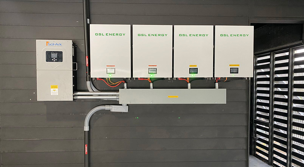 50 kWh vægmonteret energiopbevaringsbatteri og Sol-Ark inverter fra GSL Energy i USA