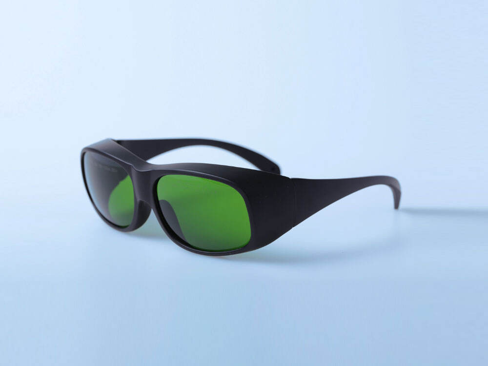 ¿Se necesitan gafas de protección cuando se opera un láser de fibra?