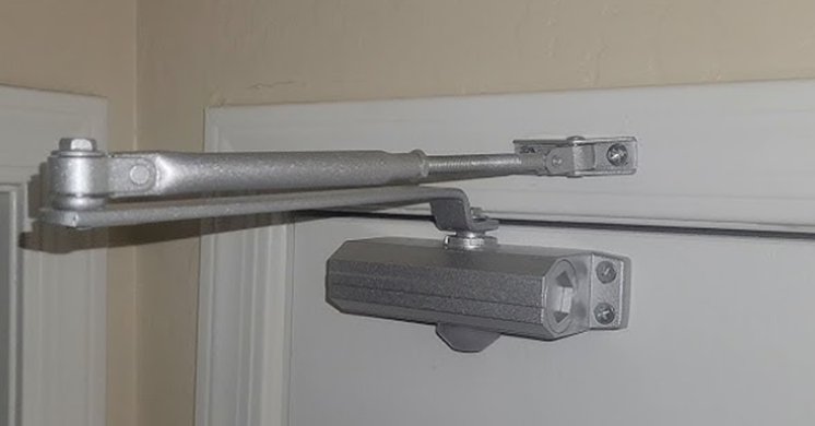 🚀 Elegante e Resistente: Confira o Acabador de Porta Prateado da THOMEI em Ação!