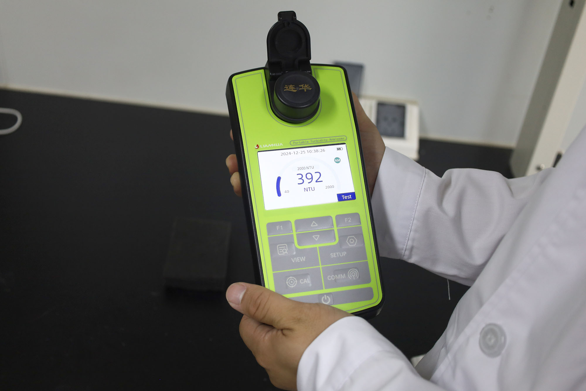 Kakšne so prednosti digitalnega merilnika motnosti?