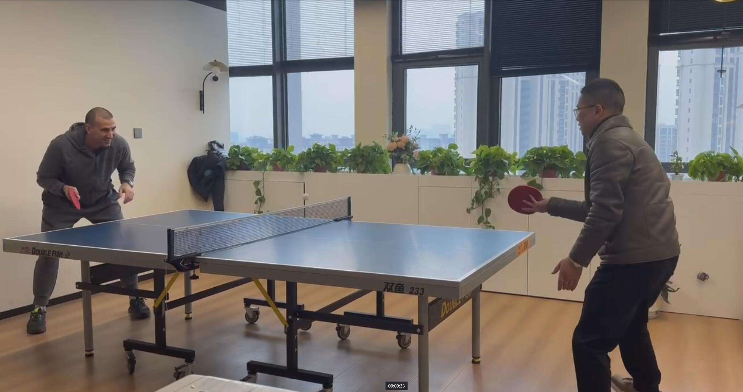 İş Ortakları Ping Pong Rivalı Olunca: 10 Yıllık Güveni Kutlayan Bir Dostluk Maçı!