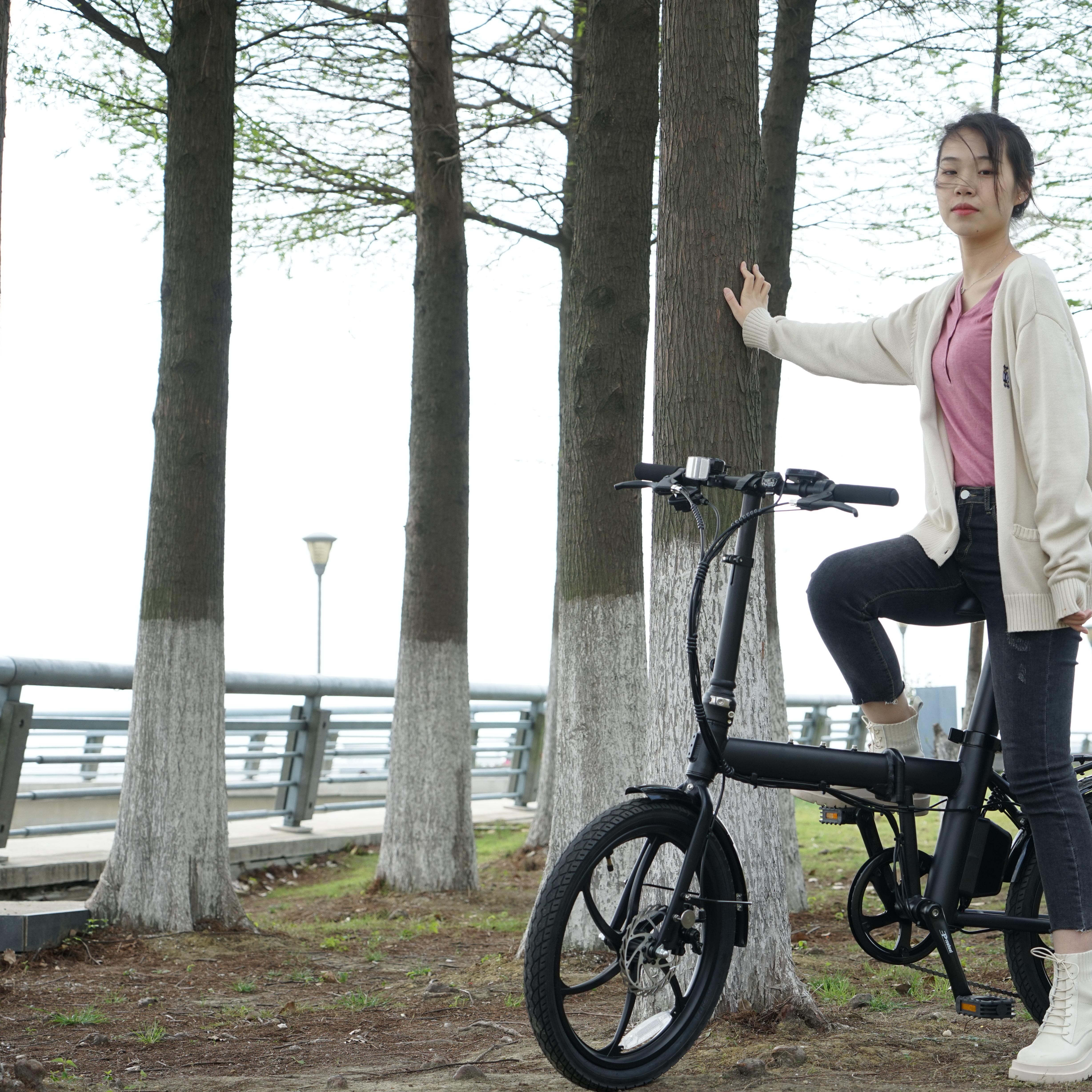 Comment un vélo pliant à batterie peut-il économiser de l'espace et améliorer la portabilité ?