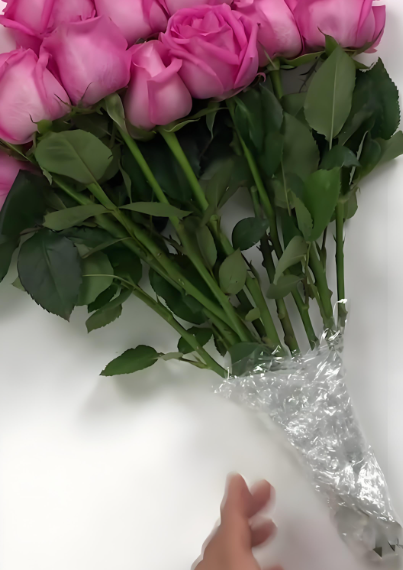 Enhancing the lifespan of cut flowers with the help of plastic wrap
