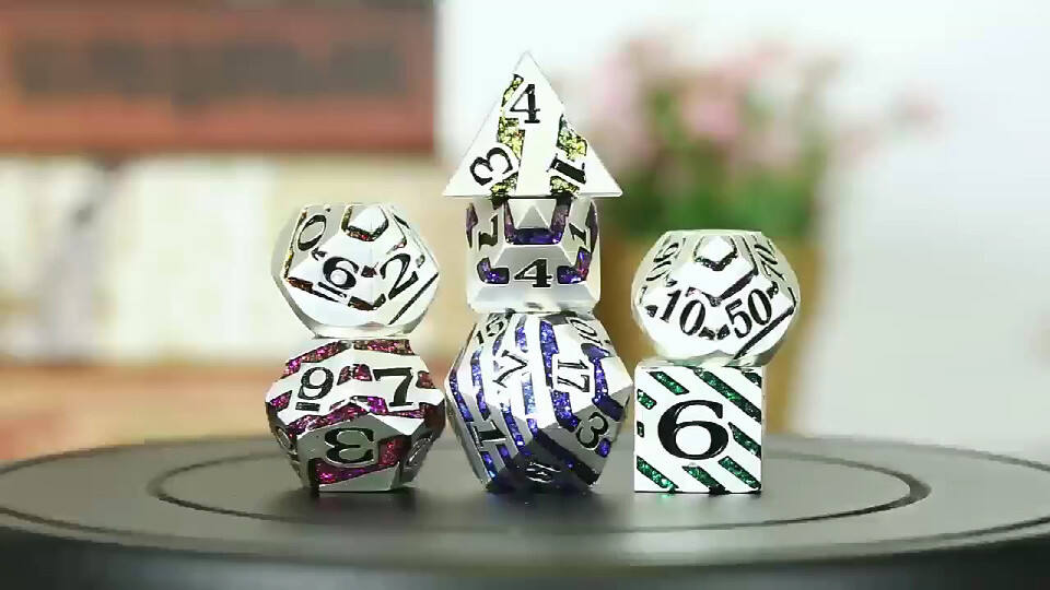Metallwürfel mit Streifen