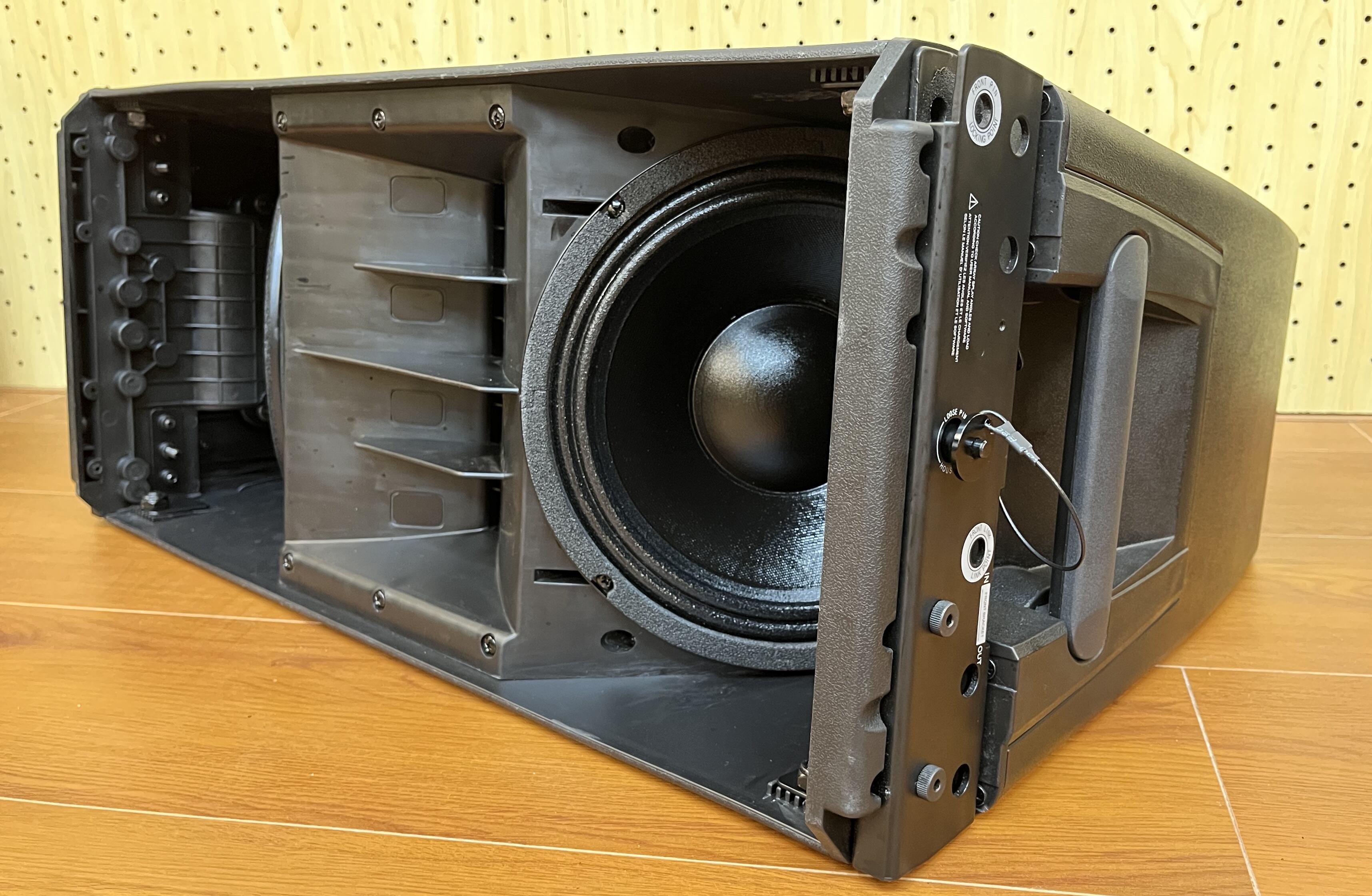 Outdoor Line Array Speakers for Large-Scale Events, Touring Systems, and Permanent Installations