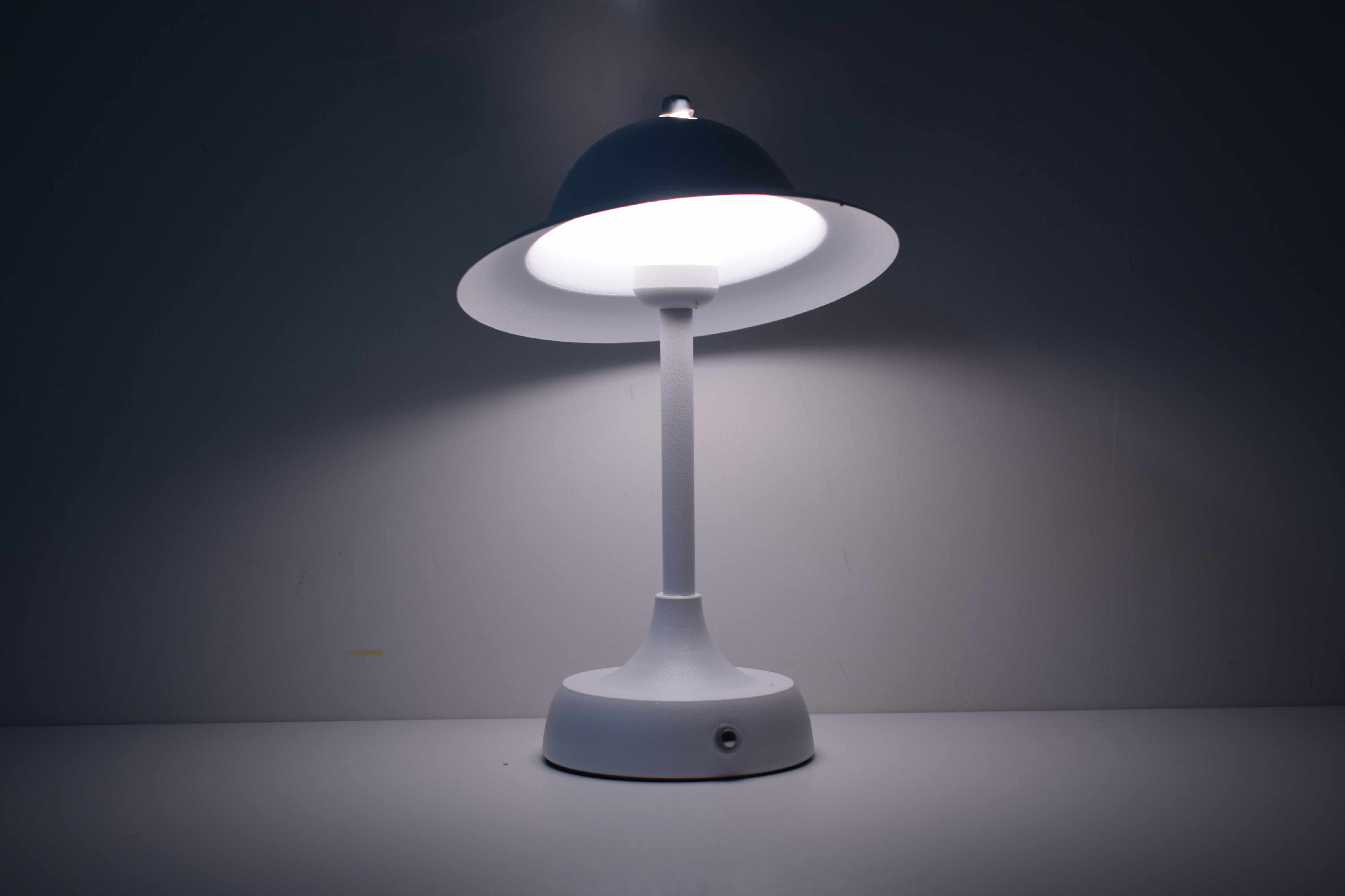 Lampada ad atmosfera per camera da letto e ristorante con stile artistico in ferro e forma di cappello con regolazione continua della luminosità