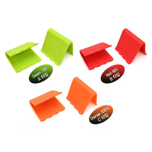 In che modo i guanti per griglia migliorano la presa quando si maneggiano utensili da barbecue roventi?