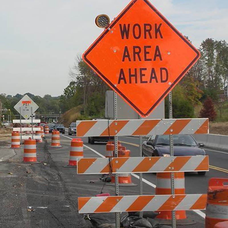 Les zones de construction sont rendues plus sûres: les matériaux de la zone de travail de RTLITE au travail