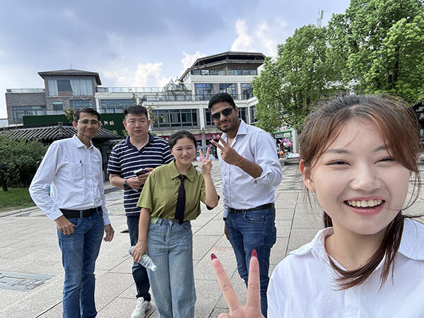 Agenti Indiani Visitano la Fabbrica della Jiangsu Zhaosheng Glass Technology Co., Ltd.