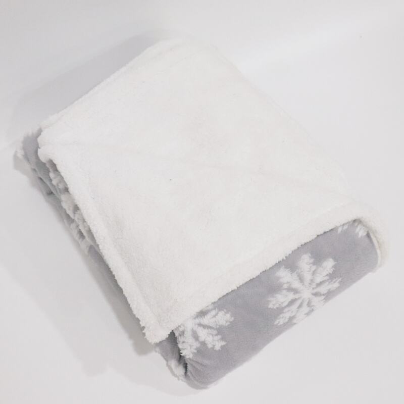 Snowflake Pattern Cationic Sherpa Fleece Blanket manufacture