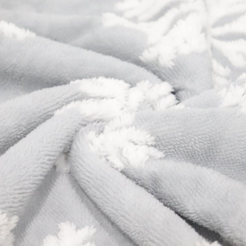 Snowflake Pattern Cationic Sherpa Fleece Blanket manufacture