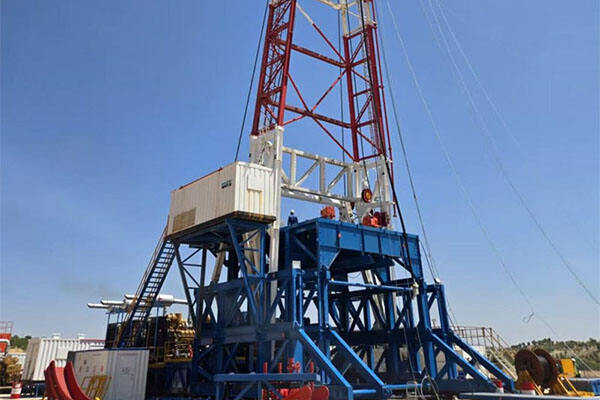 Matagumpay na itinaas ang derrick ng Turkey ZJ50J drilling rig