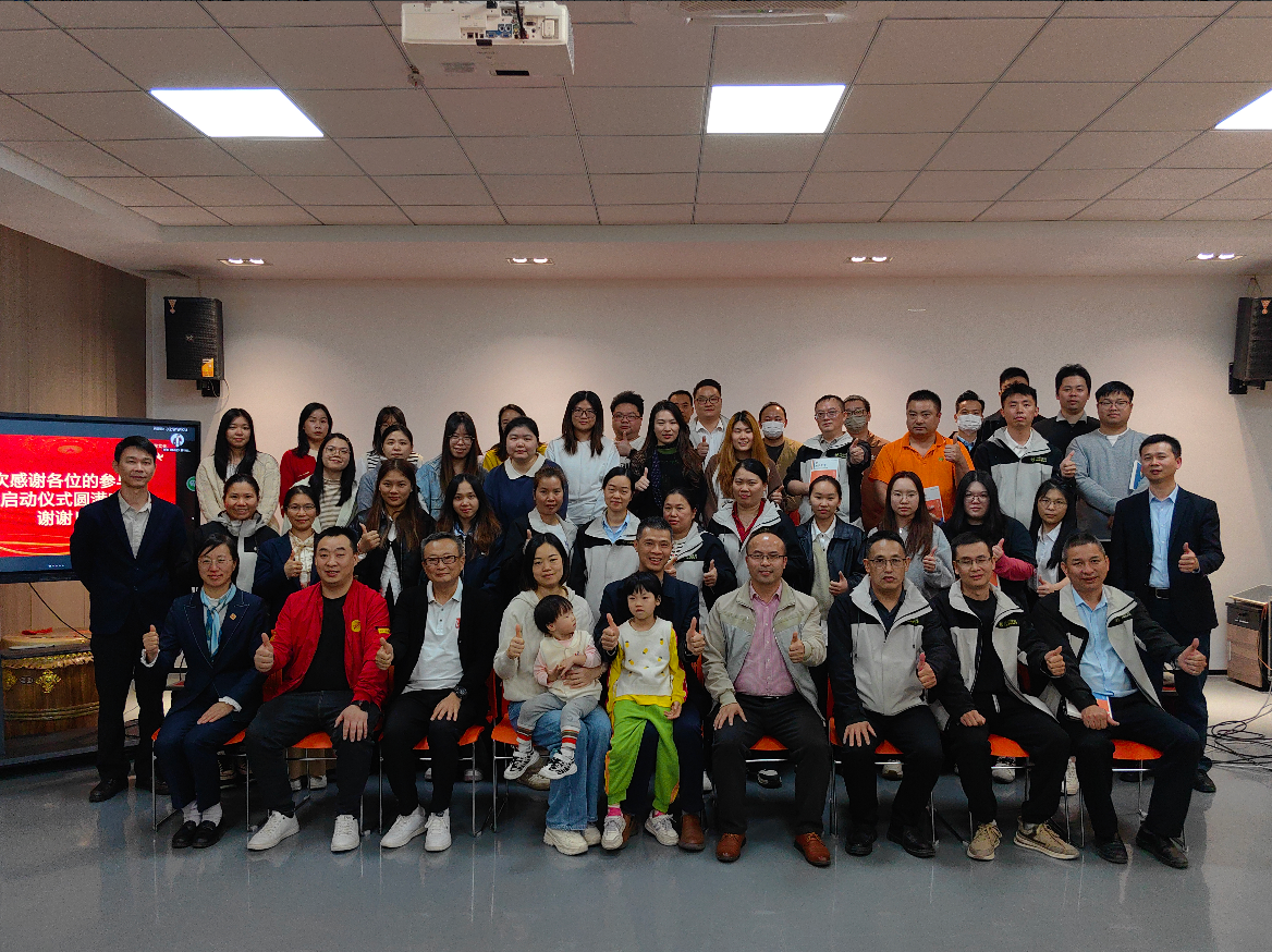 بوکه فرنیتیور باشگاه خواندن رسمی خود را تأسیس می‌کند