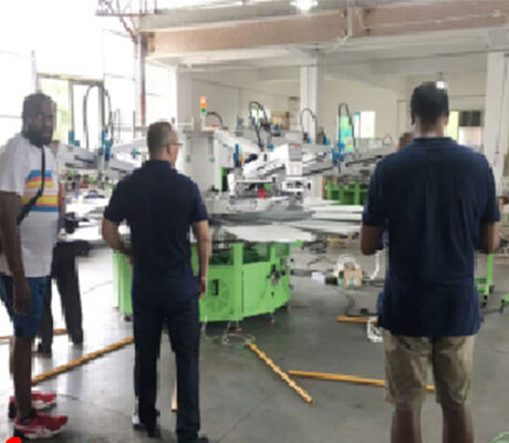 Nhà Sản Xuất Quần Áo Hoa Kỳ Nâng Cao Sản Xuất Với Máy In Lụa Tự Động 6 Màu (30/11/2024)