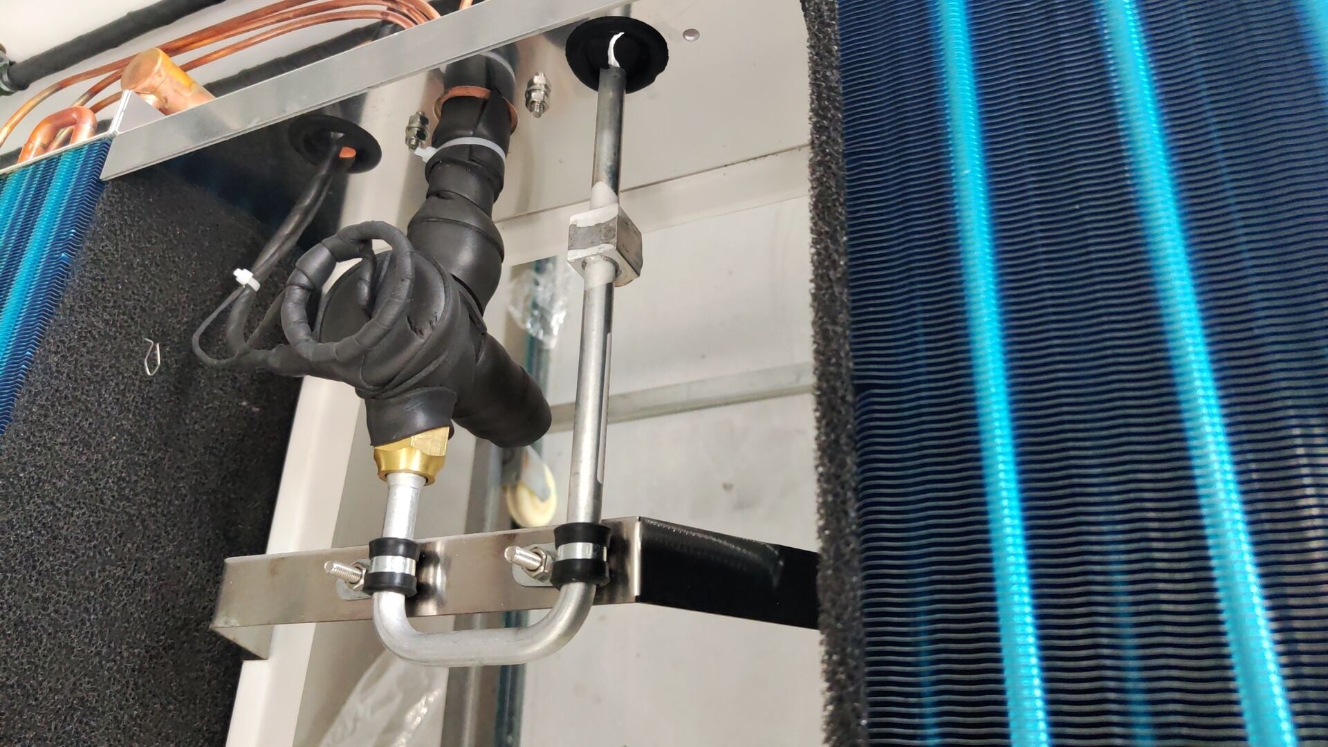 Connectivitas et Facultates Monitoriae Intellegentes