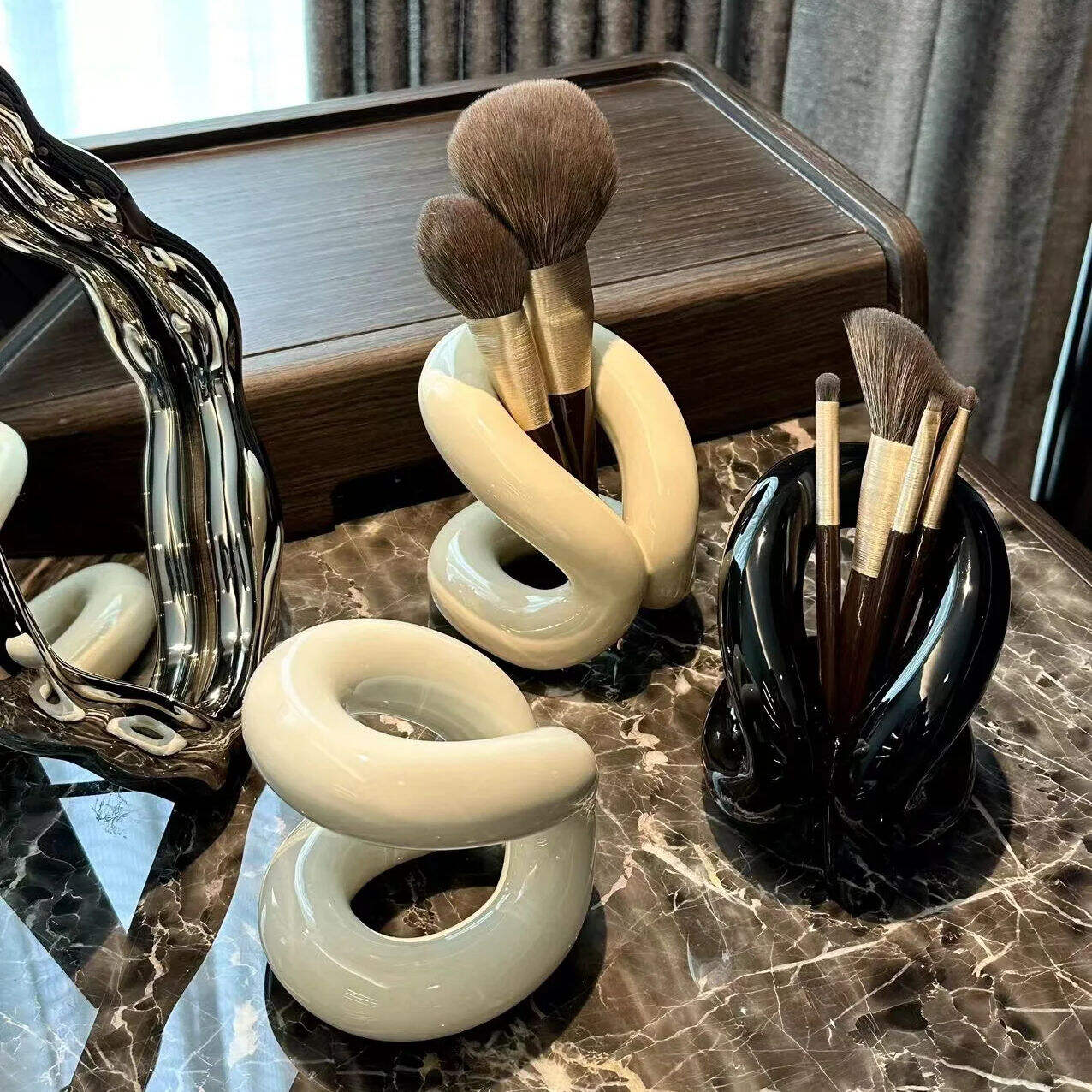 Ceramic Art Ornaments Hollowed Out Creative Flower Arrangement Decorative Storage Rack for Couple's Toothbrush Makeup Pen