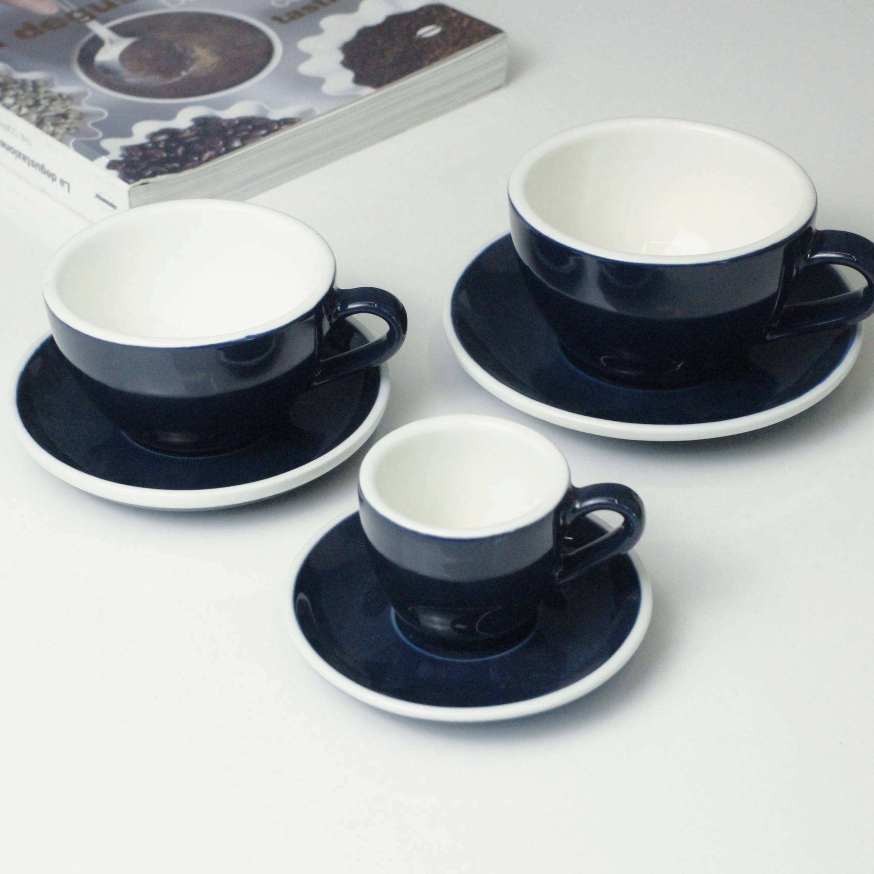 Tazza da Espresso e Piattino Set da Caffè Ceramico Logo Personalizzato Porcellana Personalizzata Colore Logo per l'Uso Quotidiano Nella Caffetteria